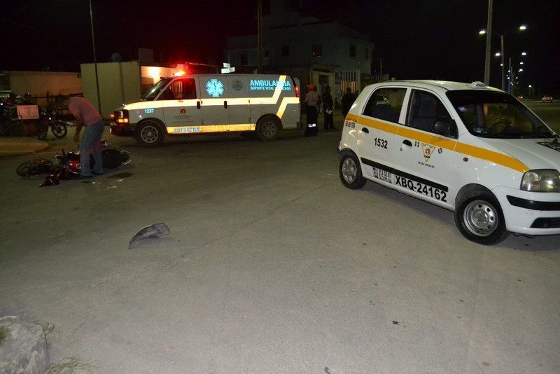 Motociclista se estampa contra taxi en Fraccionamiento “Los Caribes”