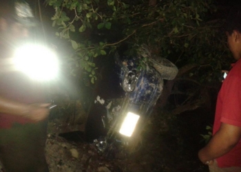 Por no ponerle freno de mano, un vehículo termina en el fondo de un barranco en Bacalar