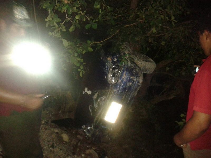Por no ponerle freno de mano, un vehículo termina en el fondo de un barranco en Bacalar