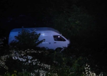 Por dormilón se sale de la carretera