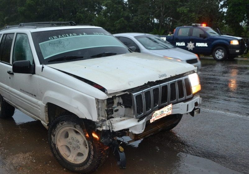 Una “troca” choca por alcance en la entrada de Chetumal