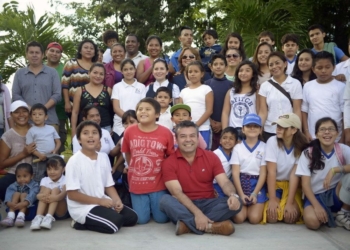 Padres de familia reconocen a Mauricio Góngora por su compromiso cumplido