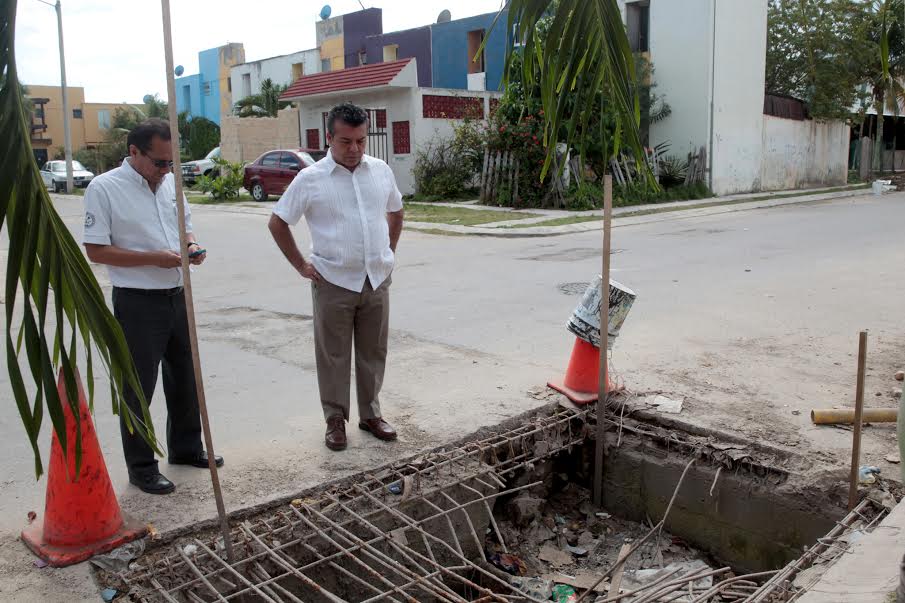 Camina Mauricio Góngora las calles de Solidaridad y verifica trabajo de Servicios Públicos