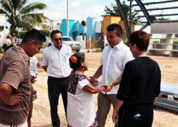 Visita Mauricio Góngora a vecinos de La Guadalupana y supervisa el domo deportivo