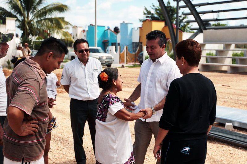 Visita Mauricio Góngora a vecinos de La Guadalupana y supervisa el domo deportivo