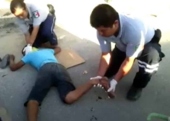 Joven motociclista se impaca en un taxi