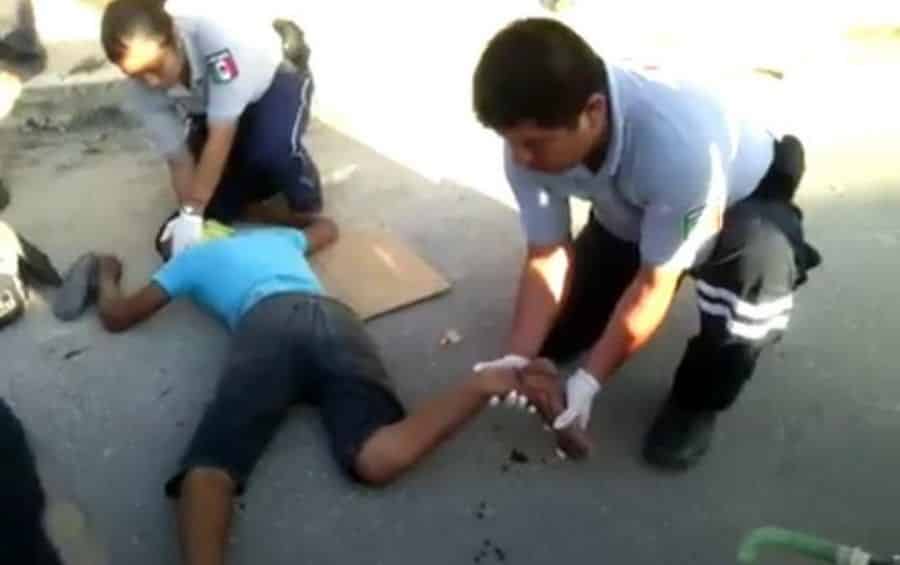 Joven motociclista se impaca en un taxi