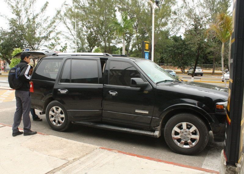 Vehículos “piratas” siguen trabajando en Aeropuerto de Chetumal con aval del administrador