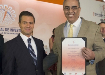 ¡Felicidades!, El Presidente Peña Nieto premia al catedrático de la Universidad del Caribe, Sergio Lagunas Puls