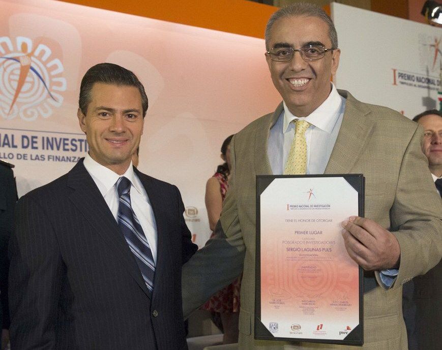 ¡Felicidades!, El Presidente Peña Nieto premia al catedrático de la Universidad del Caribe, Sergio Lagunas Puls