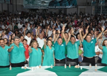 Tres mil Taxistas acuden al cierre de campaña de Erick Castillo