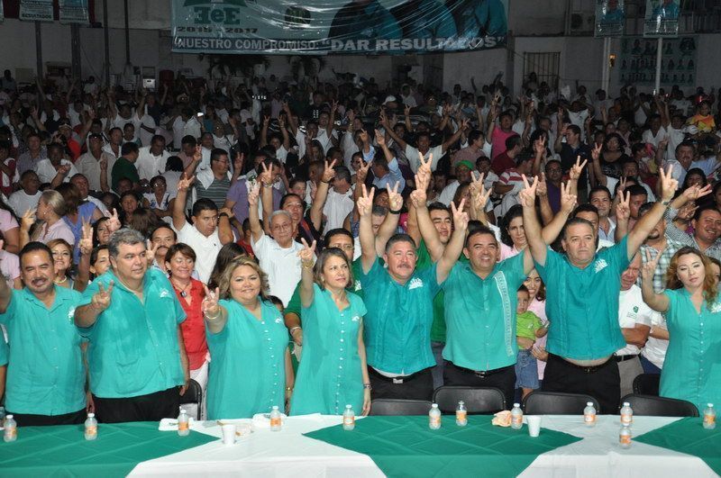 Tres mil Taxistas acuden al cierre de campaña de Erick Castillo