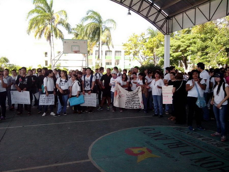 Chetumaleños se manifiestan por caso Ayotzinapa