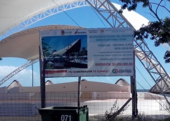 A la intemperie se encuentra la Concha Acústica del Bulevar Bahía