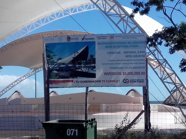 A la intemperie se encuentra la Concha Acústica del Bulevar Bahía