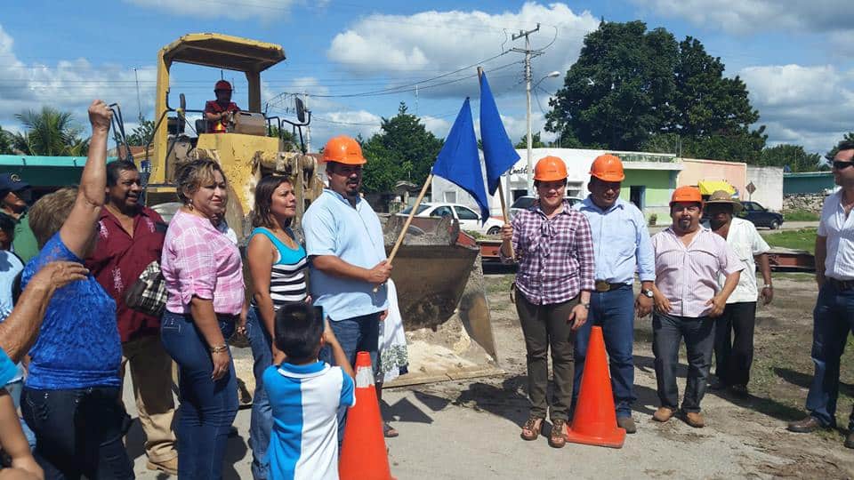 Rosa Adriana Díaz Lizama encabeza arranque de obras en Tixkokob