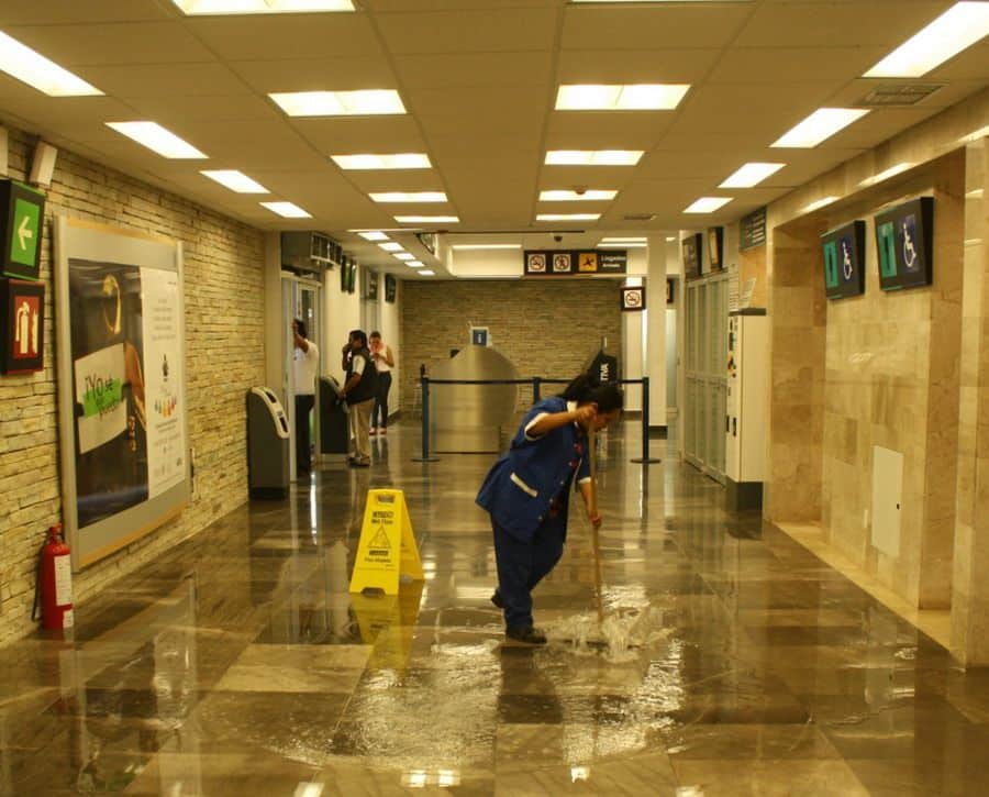 Se rompe tubería en Aeropuerto de Chetumal y tardan en repararla