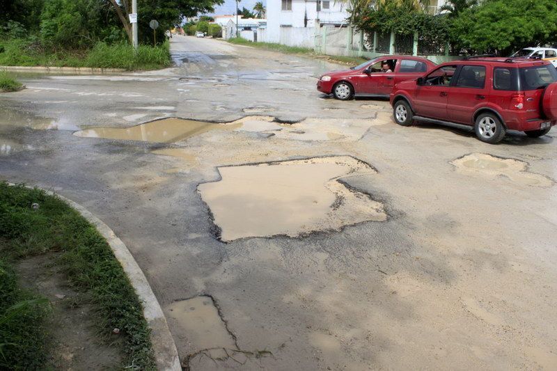 Lluvias incrementan a 13 mil los metros cuadrados de baches en Chetumal