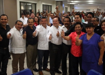 Refrenda Mauricio Góngora su compromiso a los trabajadores