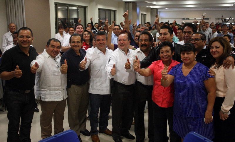 Refrenda Mauricio Góngora su compromiso a los trabajadores