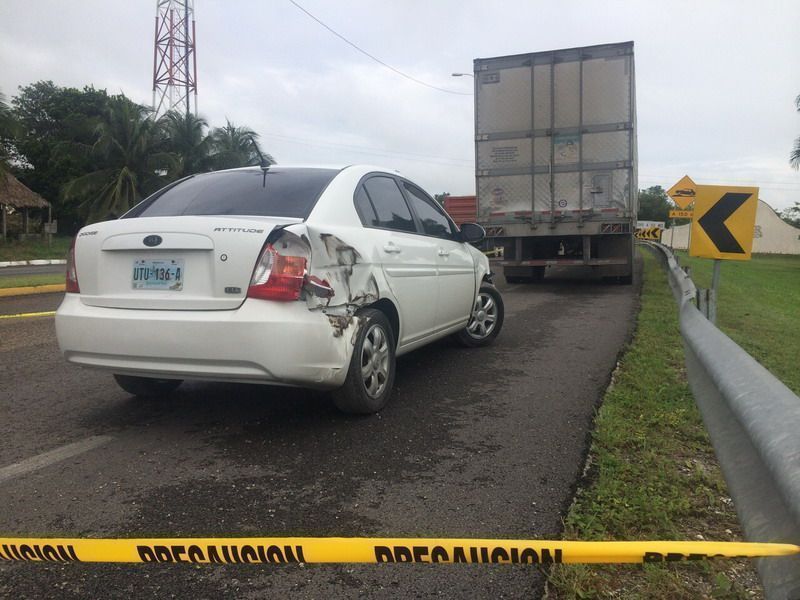 Auto compacto colisiona a tráiler en la Chetumal-Bacalar