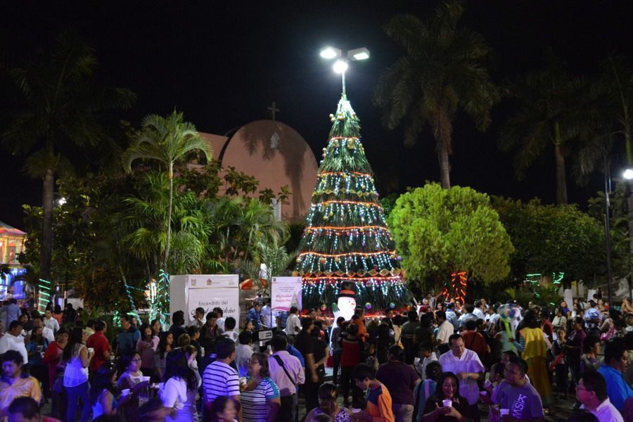 Encienden árbol de navidad en plazoleta principal de Felipe Carrillo Puerto