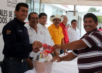 Entrega aguinaldos el presidente municipal de Bacalar