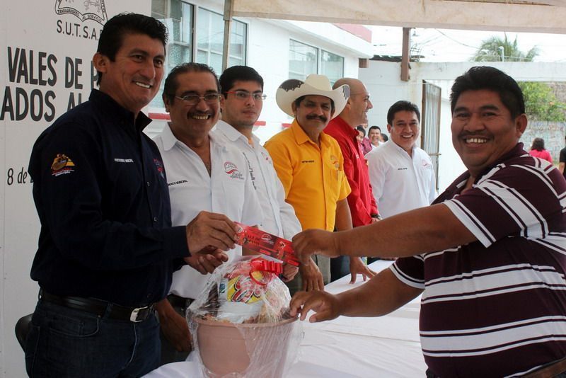 Entrega aguinaldos el presidente municipal de Bacalar