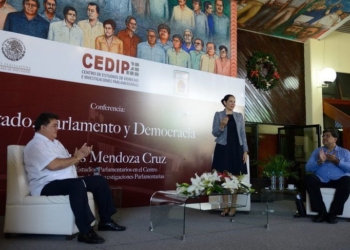 Imparten conferencia “Estado, Parlamento y Democracia”