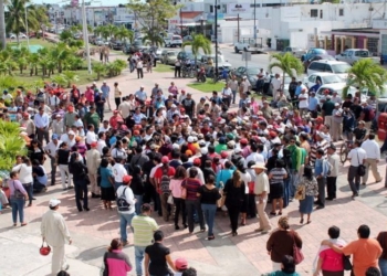 Antorchistas reclaman obras y servicios, se plantan frente a palacio municipal de OPB