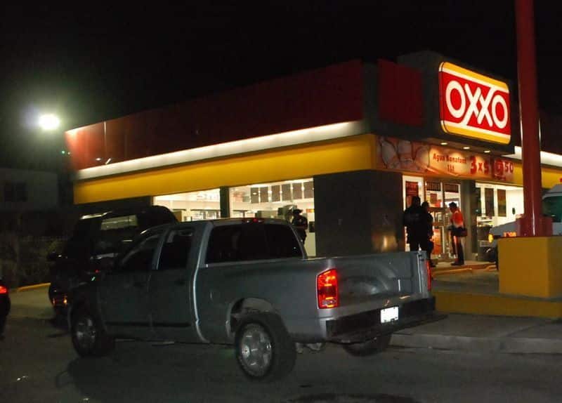 Trío de hampones asaltan OXXO de Proterritorio