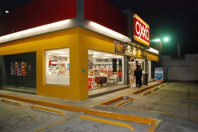 Malandro entra por su “doce pack” de Tecate Light a OXXO y se va sin pagar