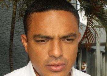 Raymundo King sigue defendiendo “Su Ley” del cambio de horario