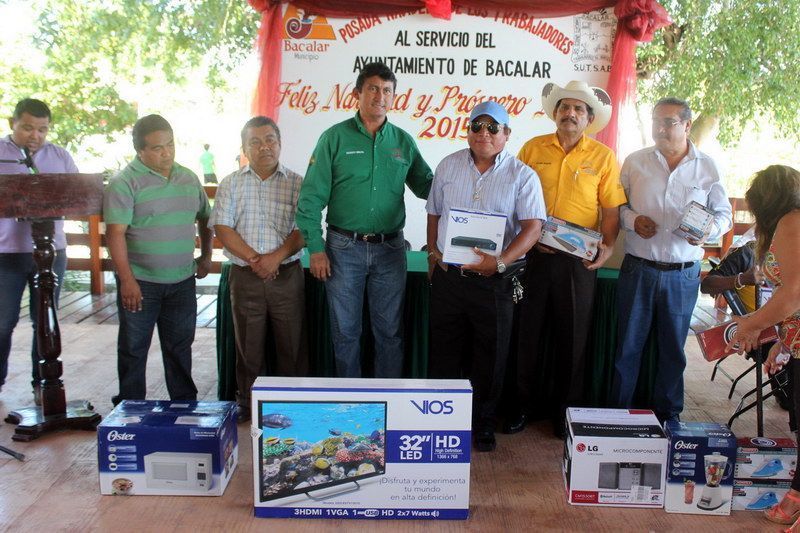 Festejan con tradicional posada los trabajadores del SUTSAB