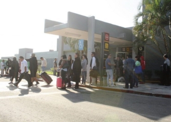 Enorme malestar provoca entre turistas la falta de vehículos de transportes en Aeropuerto de Chetumal