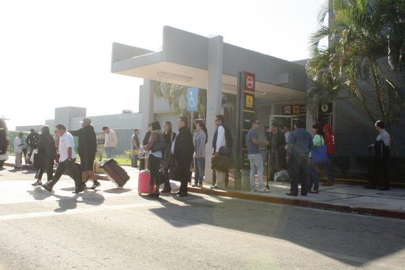 Enorme malestar provoca entre turistas la falta de vehículos de transportes en Aeropuerto de Chetumal