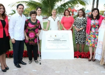 Develan placa para honrar  labor de las 76 diputadas quintanarroenses