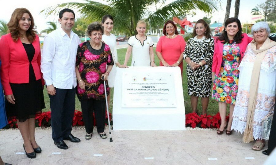 Develan placa para honrar  labor de las 76 diputadas quintanarroenses