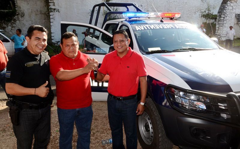 Entrega en Tihosuco Y Noh Bec patrullas nuevas