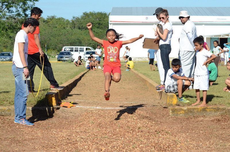 El “Pato” Carballo se dio “baño de pueblo” en competencia infantil de atletismo