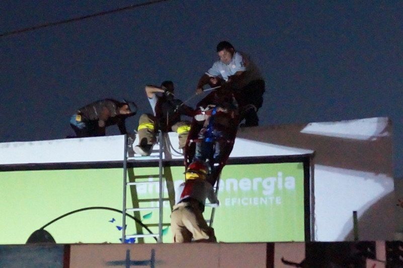Señor “cincuentón” recibe descarga eléctrica, pero no muere