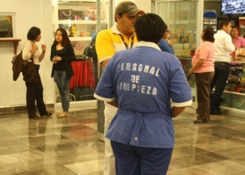 Empleados despedidos en aeropuerto de Chetumal amagan con interponer demanda