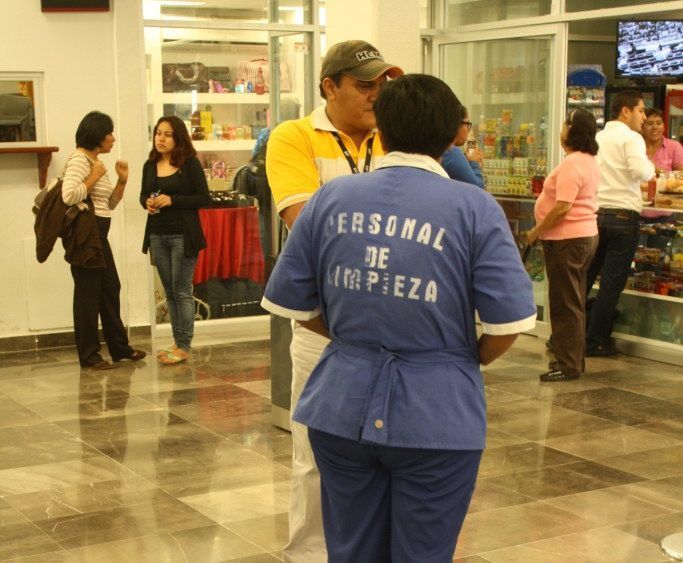 Empleados despedidos en aeropuerto de Chetumal amagan con interponer demanda