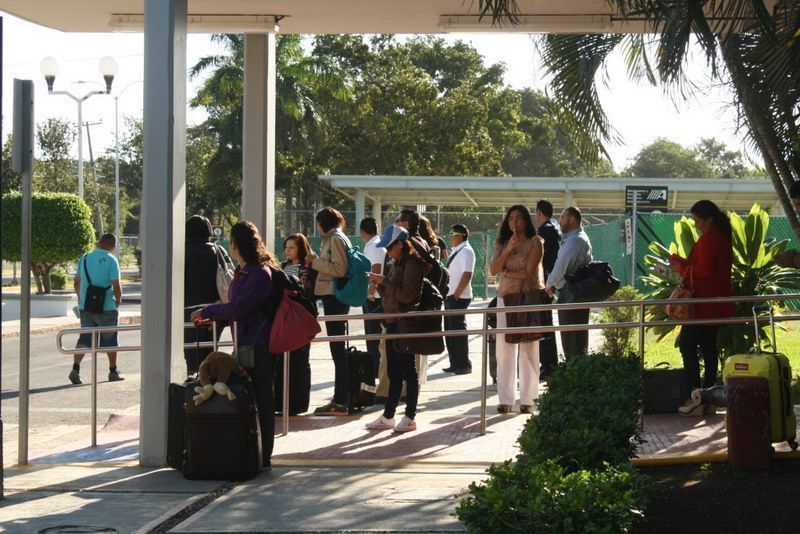 Mala imagen genera a Quintana Roo el pésimo servicio de transporte público del Aeropuerto de Chetumal