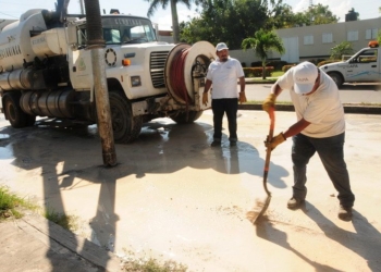 “Truena” tubería de aguas negras en la Forjadores e inunda arterias