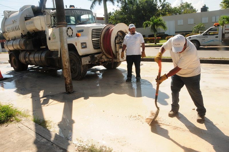 “Truena” tubería de aguas negras en la Forjadores e inunda arterias