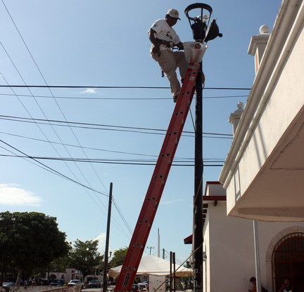 Atienden el alumbrado público en el Pueblo Mágico