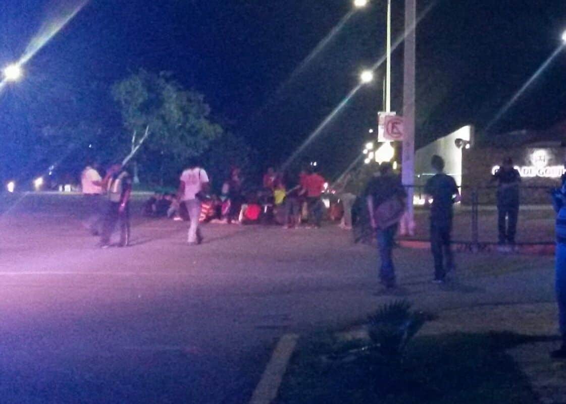 Estudiantes y padres se manifiestan frente a la Casa de Gobierno
