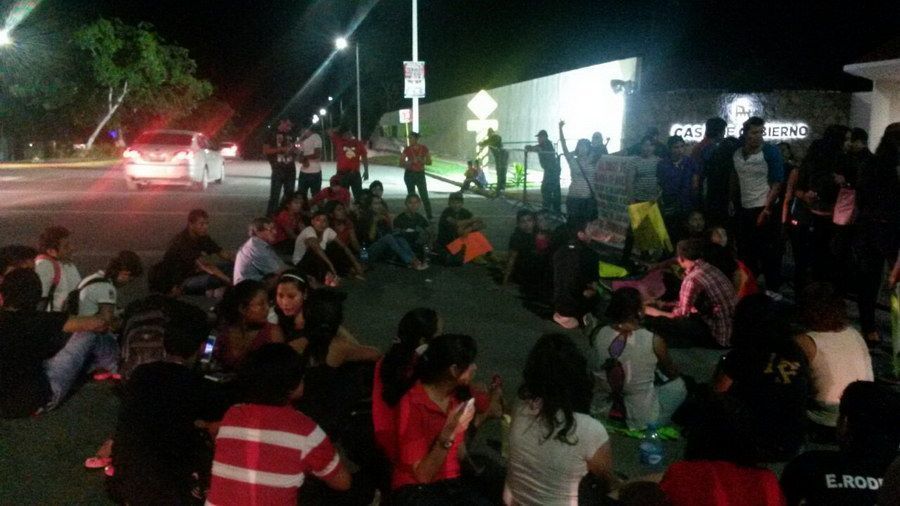 Estudiantes y padres se manifiestan frente a la Casa de Gobierno