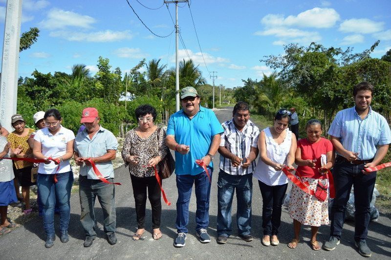 Entrega Abuxapqui obras de pavimentación en la zona rural